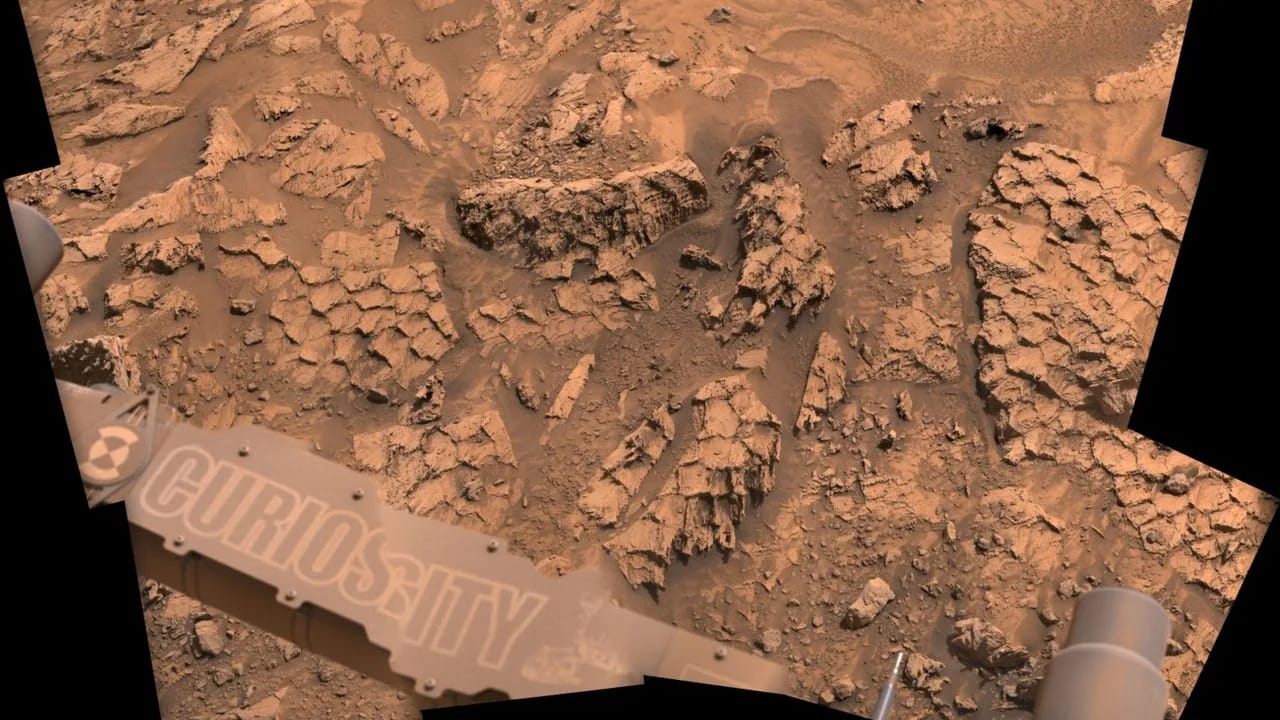 Mars rocks resembling giant dragon scales with honeycomb texture discovered by Curiosity rover.